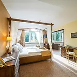 Waldhotel Tannenhaeuschen فيسيل