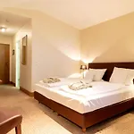 Waldhotel Tannenhaeuschen 4*