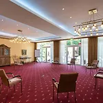 Waldhotel Tannenhaeuschen 4* فيسيل