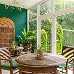 Waldhotel Tannenhaeuschen 4* فيسيل
