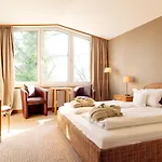 Waldhotel Tannenhaeuschen 4* فيسيل