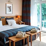 Waldhotel Tannenhaeuschen فندق
