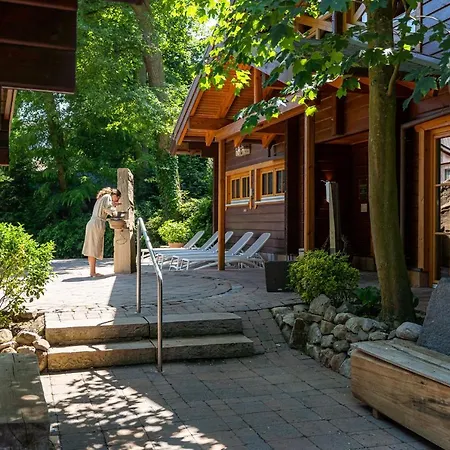Отель Waldhotel Tannenhaeuschen 4*