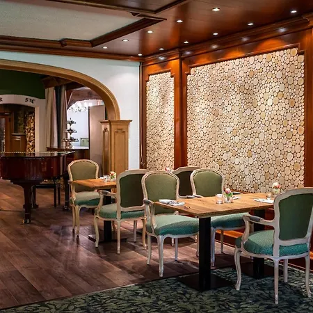 Waldhotel Tannenhaeuschen 4*