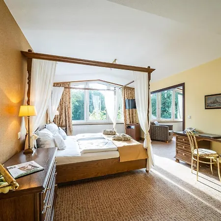 Waldhotel Tannenhaeuschen Везель