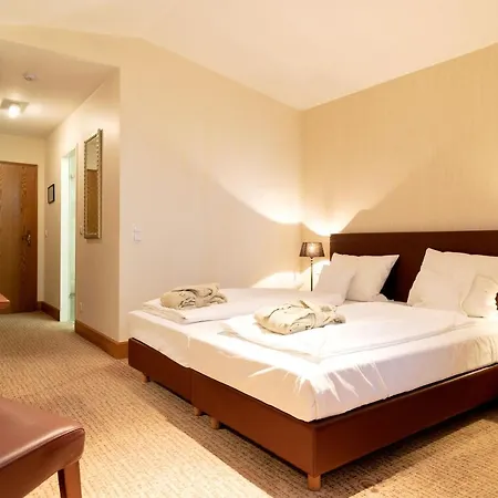 Waldhotel Tannenhaeuschen 4*