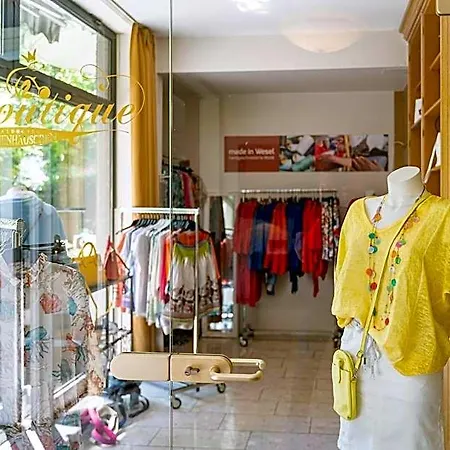 Waldhotel Tannenhaeuschen فندق