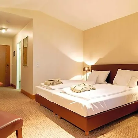 Waldhotel Tannenhaeuschen 4* فيسيل