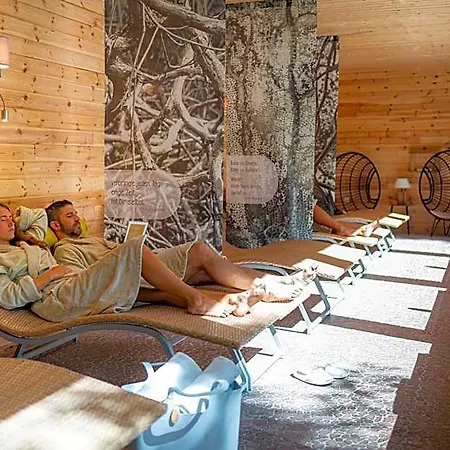 Waldhotel Tannenhaeuschen فندق فيسيل