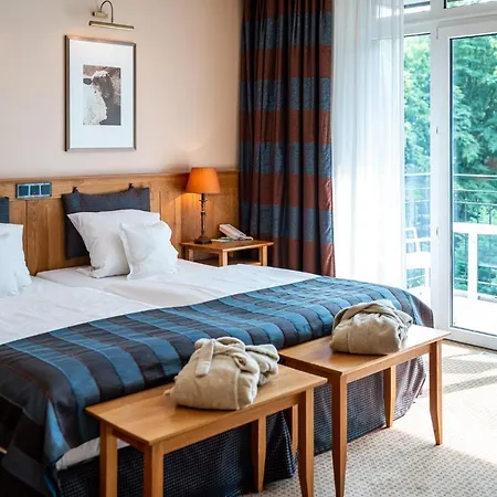 Hotel Waldhotel Tannenhaeuschen 4*