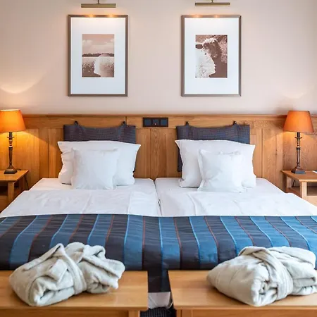 Waldhotel Tannenhaeuschen فندق فيسيل
