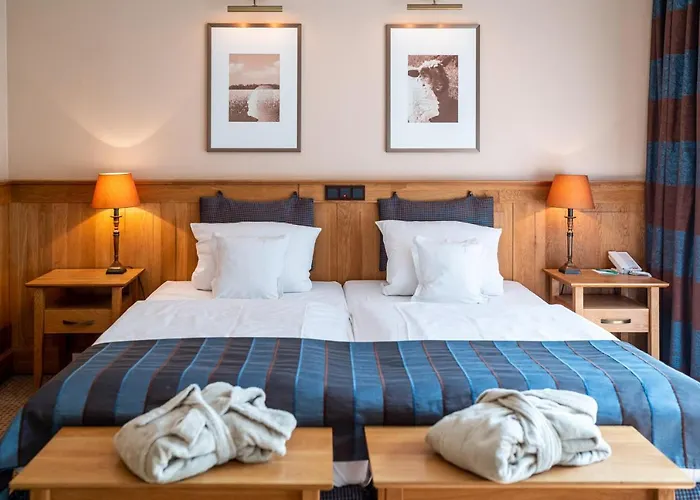 Waldhotel Tannenhaeuschen מלון וזל